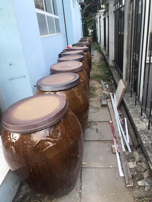 Cho rượu v&agrave;o chum s&agrave;nh đem ng&acirc;m